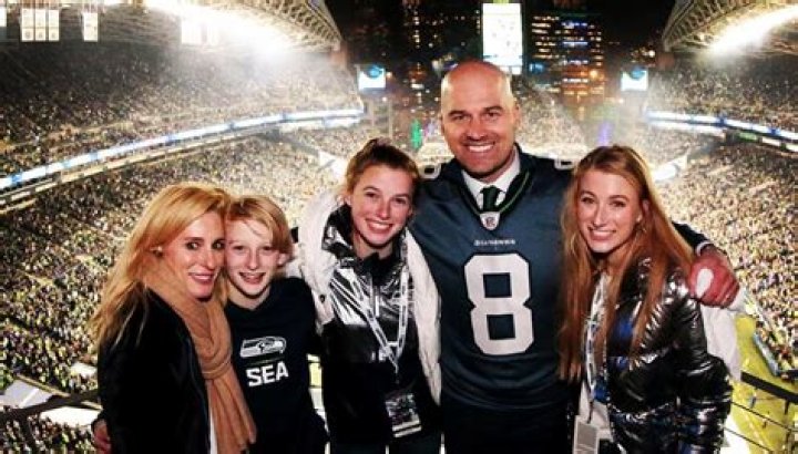 Matt Hasselbeck Wife Sarah Egnaczyk And Three Kids