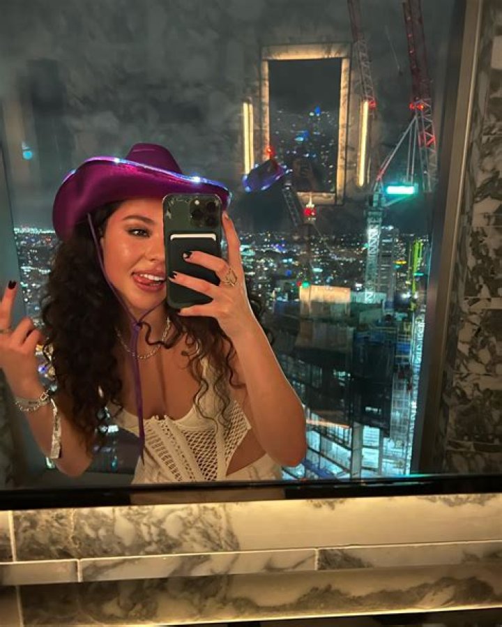 VlogJam | Breanna Yde Biography